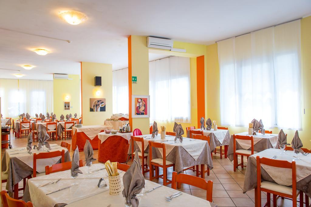 Hotel Levante Sul Mare Lido Di Savio Exteriör bild